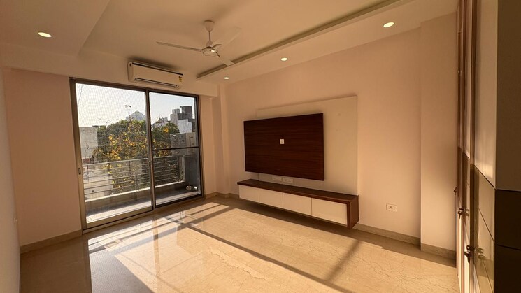 IN_638935307899476892-1509251059495949